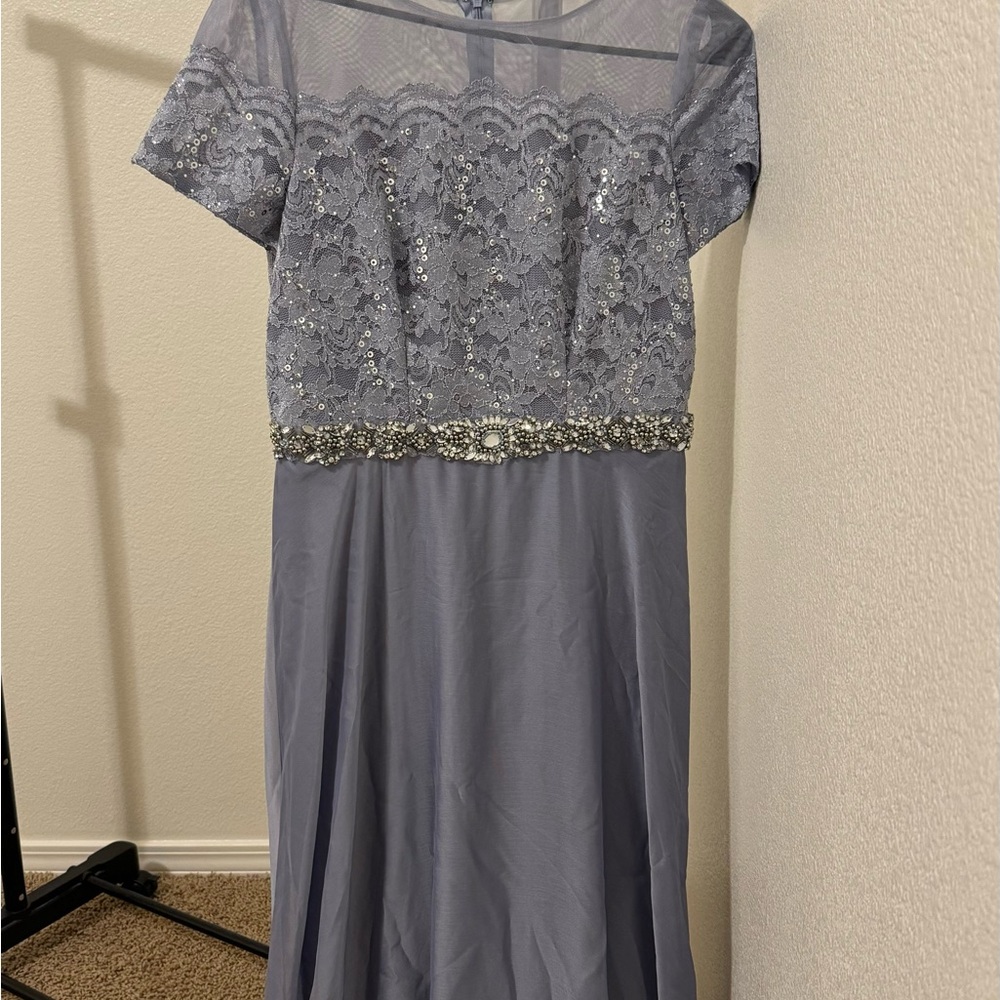 Elegant Lace Evening Dress in Gray